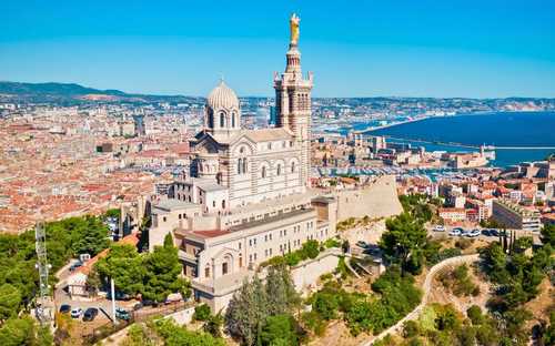 Open-Top-Sightseeing-Bus am Alten Hafen in Marseille