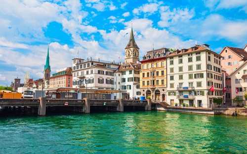 Open-Top-Sightseeing-Bus am Zürichsee