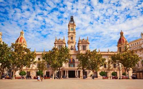 Open-Top-Bus an der Stadt der Künste und Wissenschaften in Valencia
