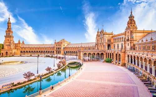 Open-Top-Bus an der Plaza de España in Sevilla