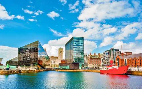 Open-Top-Sightseeing-Bus an den Docks von Liverpool