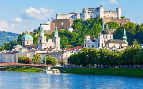 Open-Top-Sightseeing-Bus an der Festung in Salzburg