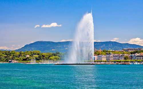 Open-Top-Sightseeing-Bus am Genfersee