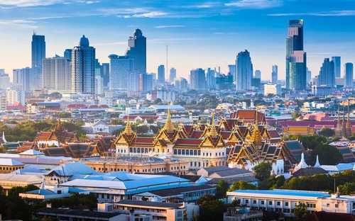 Sightseeing-Bus am Großen Palast in Bangkok