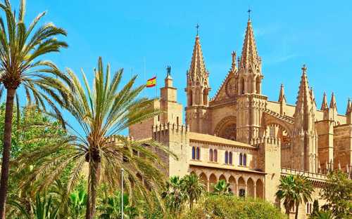 Open-Top-Sightseeing-Bus an der Kathedrale in Palma