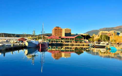Open-Top-Sightseeing-Bus am Hafen von Hobart