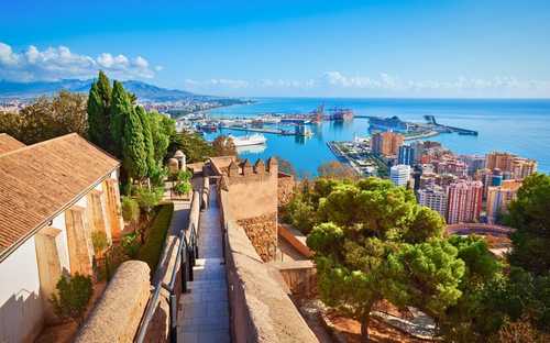 Open-Top-Sightseeing-Bus an der Alcazaba in Málaga