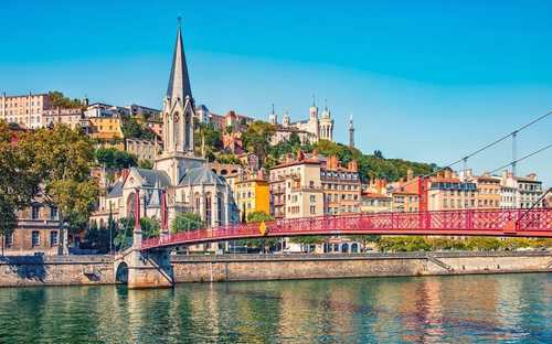 Open-Top-Sightseeing-Bus an der Basilika Fourvière in Lyon