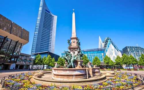 Open-Top-Sightseeing-Bus am Völkerschlachtdenkmal in Leipzig